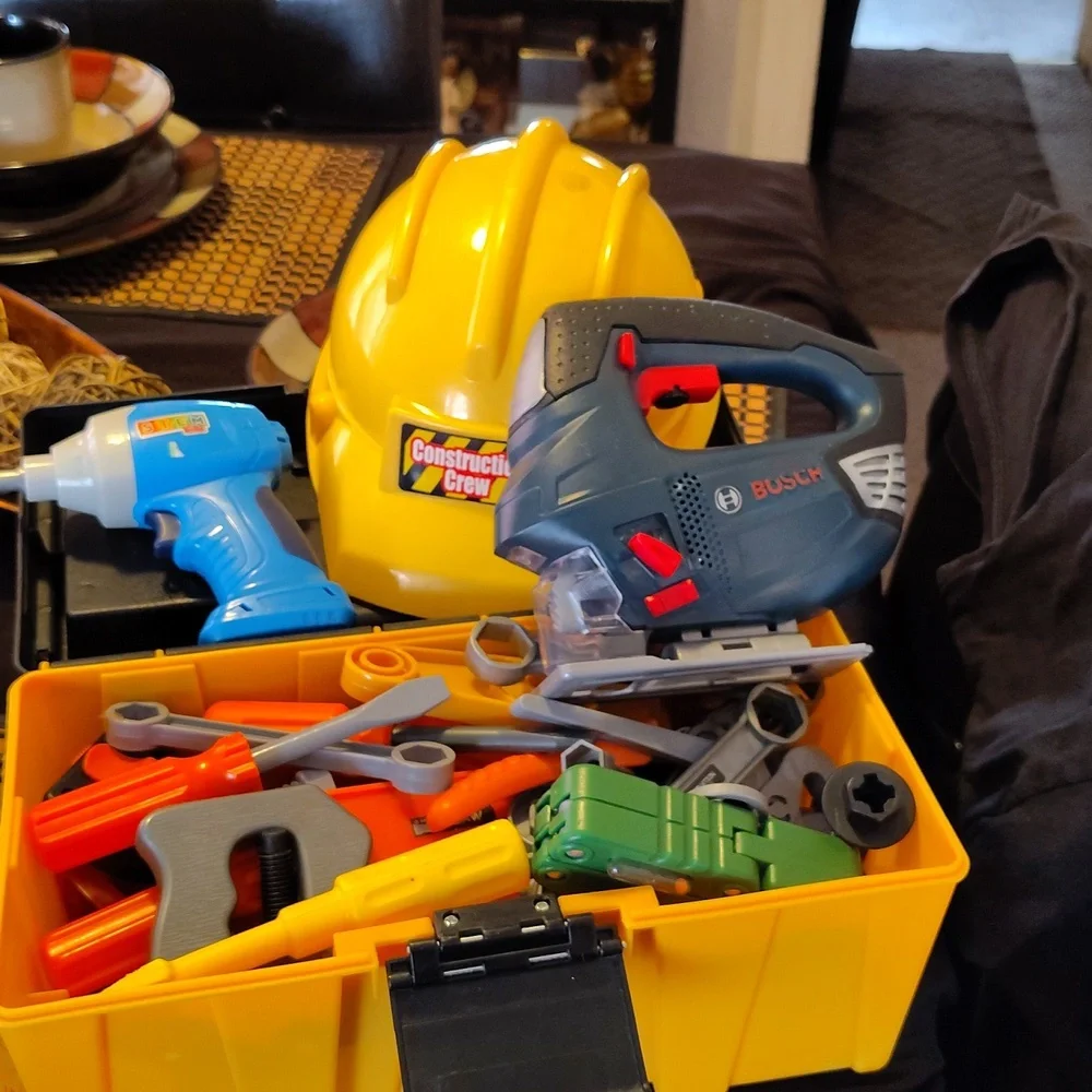 Plastic kids tool lot - Picture 2 of 3